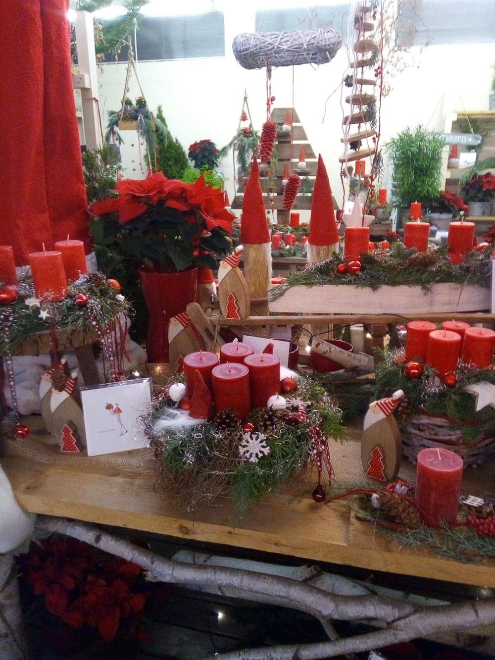 Adventstisch mit roten Kerzen und Weihnachtssternen