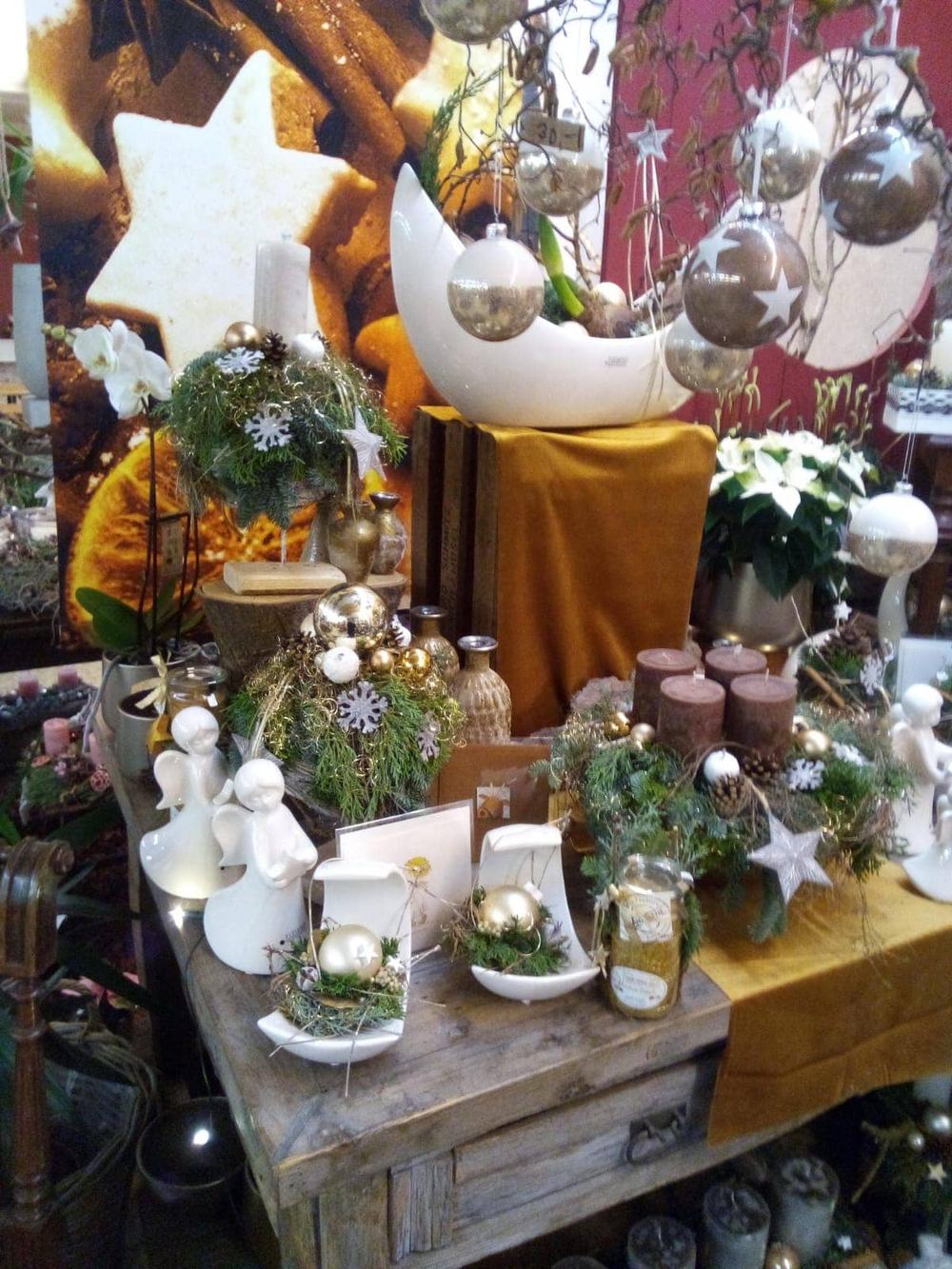 Adventsdekoration mit Sternen, Kugeln und Engeln