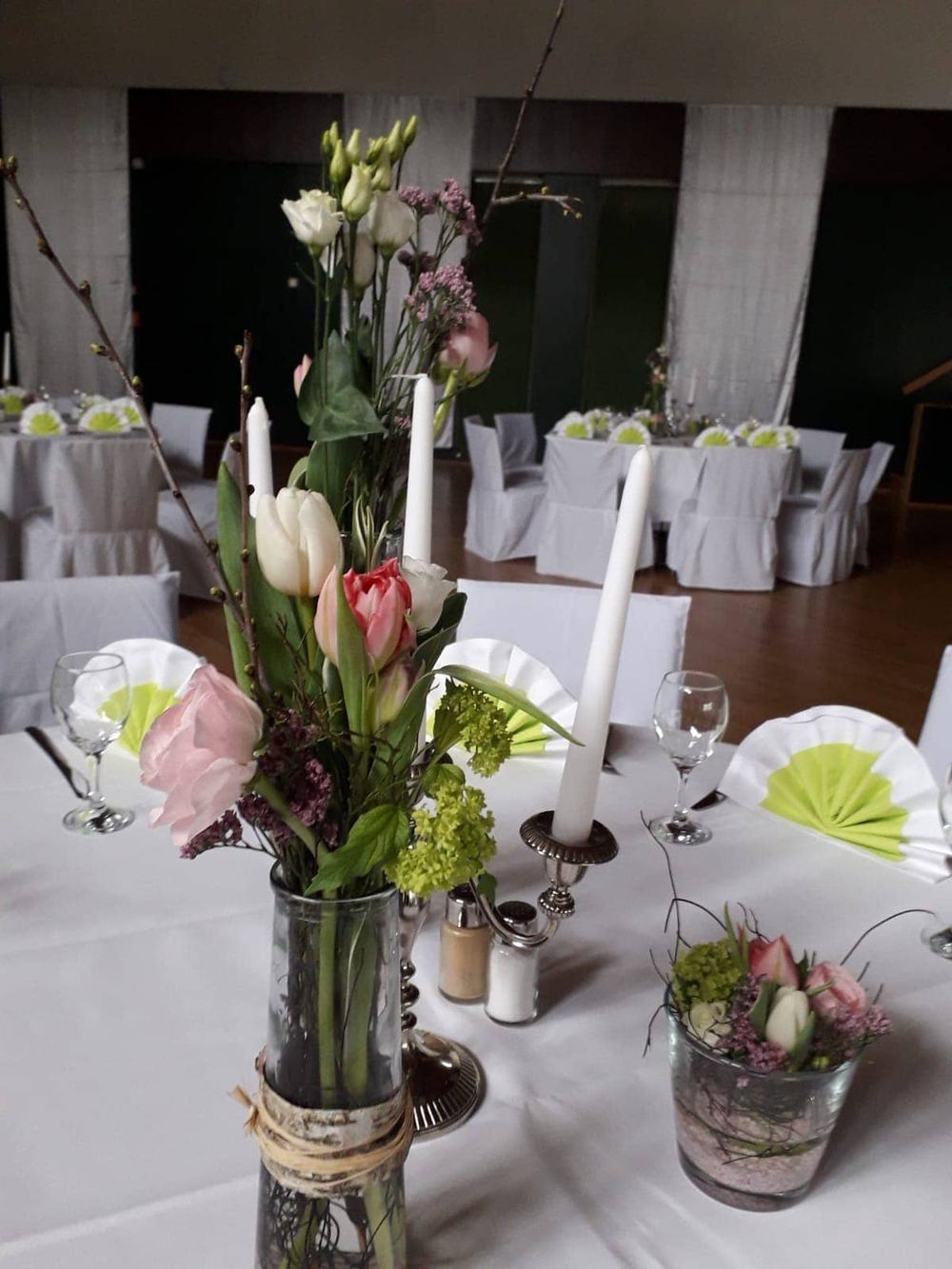 Tischdekoration mit Tulpen in einer Glasvase