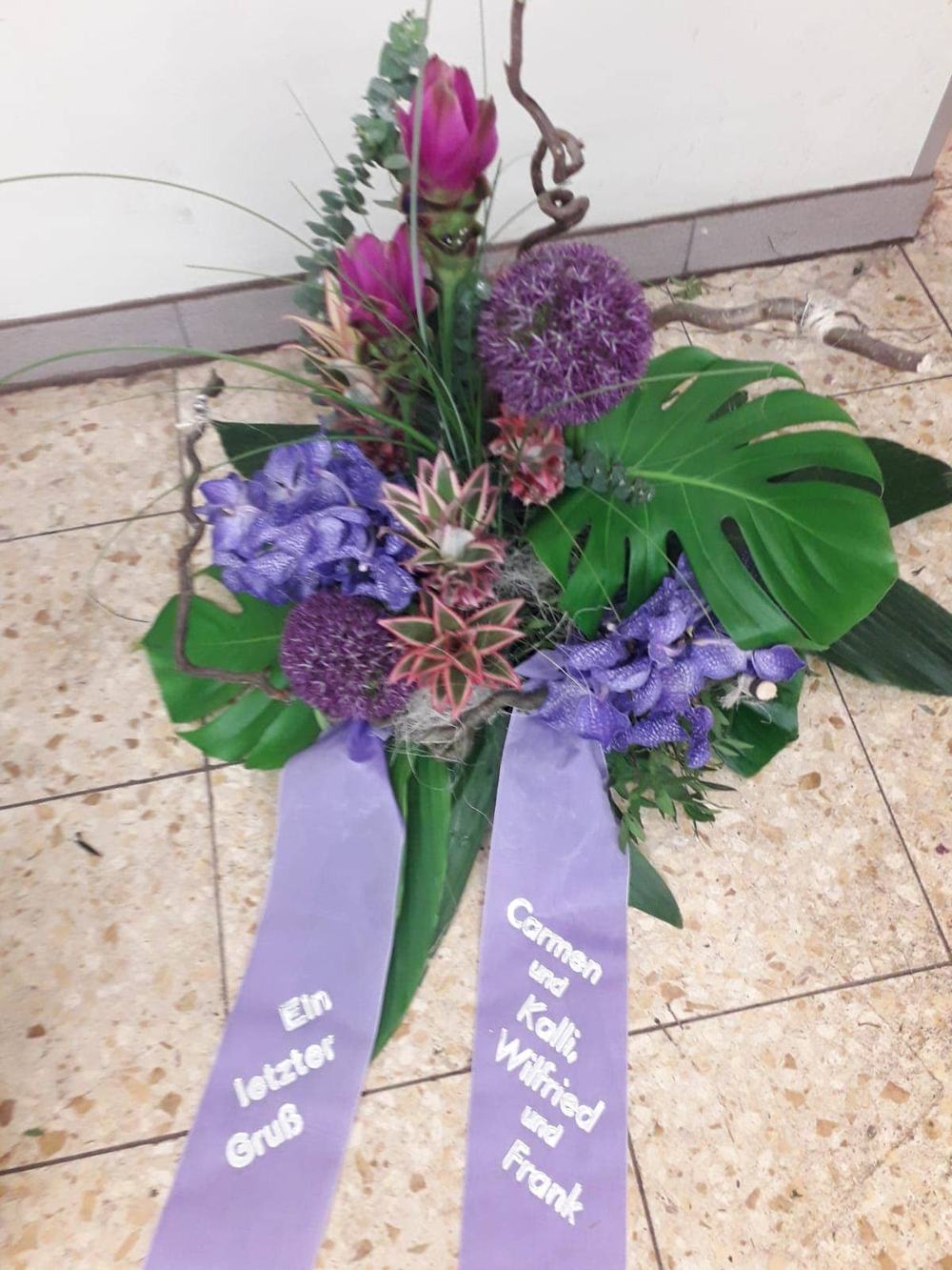 Trauergesteck in Violett mit Schleife